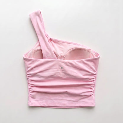 Top deportivo con diseño asimétrico